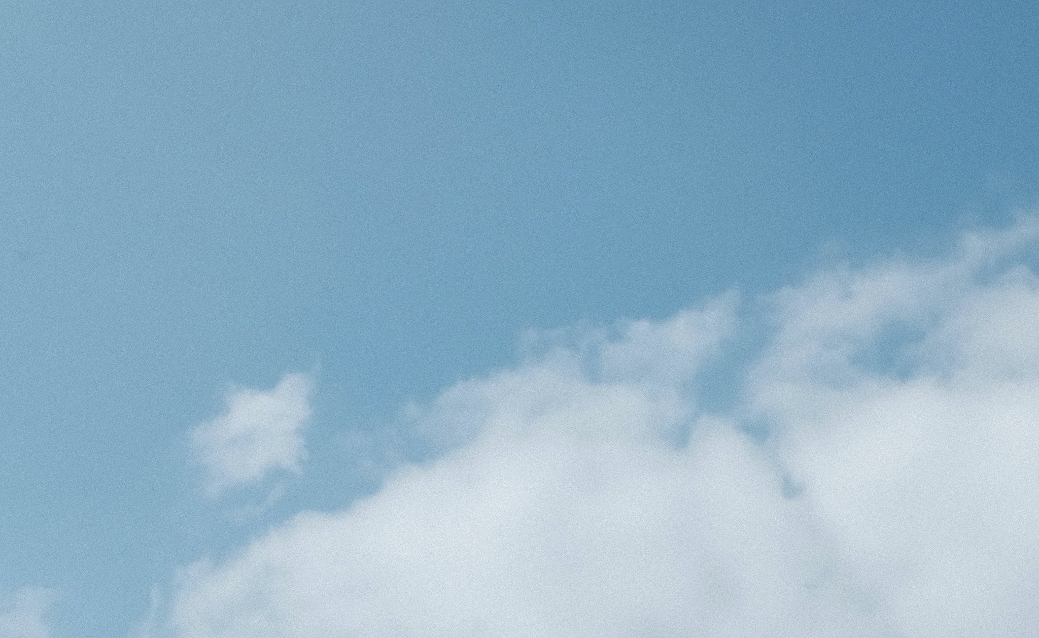 Sanfter Himmel in Blau- und Beigetönen — das Markenmotiv von NEUREA